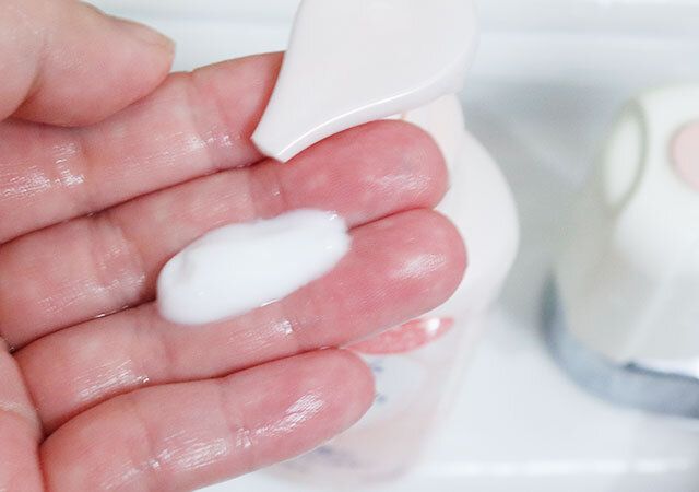 ビオレザハンド 手洗い後に使うハンド乳液を手に取った様子