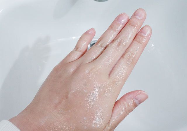ビオレザハンド 手洗い後に使うハンド乳液を肌に塗った直後