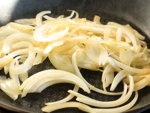 薄切り肉のポークチャップ レシピ 玉ねぎを炒める