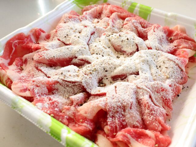 薄切り肉のポークチャップ レシピ 肉に塩こしょうと小麦粉を振る