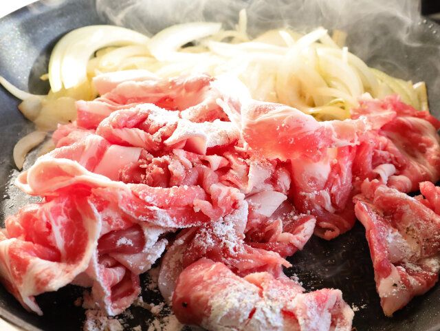薄切り肉のポークチャップ レシピ 豚肉を炒める