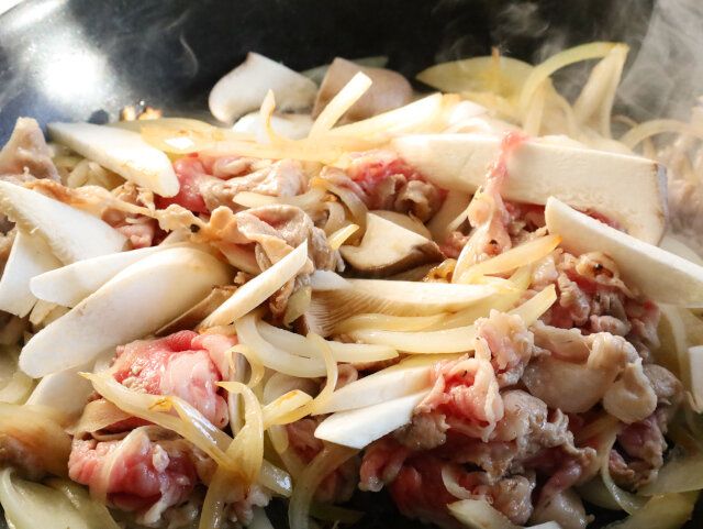 薄切り肉のポークチャップ レシピ 清酒を加えエリンギを加える