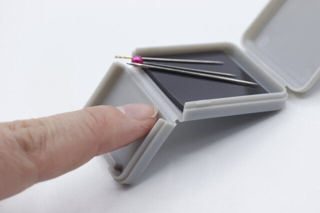 ダイソーの針ケース（マグネット付）に針を収納した様子