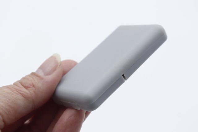 ダイソーの針ケース（マグネット付）を持った様子