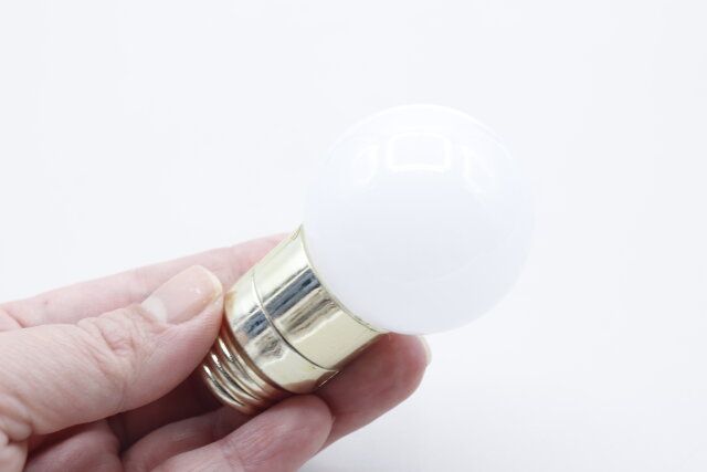 キャンドゥの電球型LEDライト マグネット付