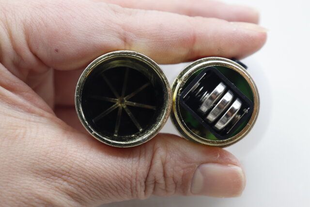 キャンドゥの電球型LEDライト マグネット付はテスト電池入り