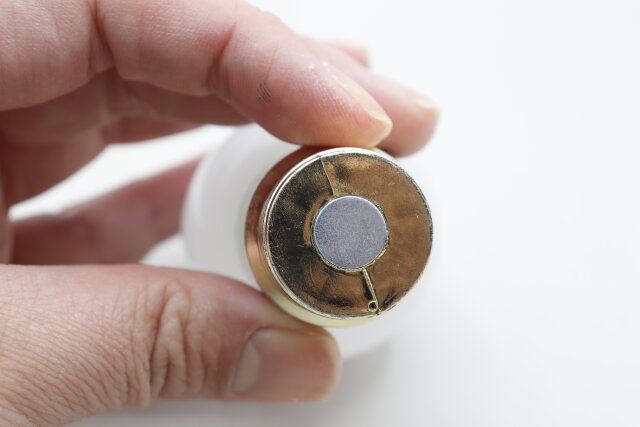 キャンドゥの電球型LEDライト マグネット付はマグネット付き