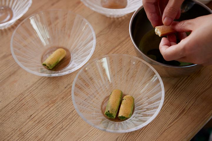 ビスケットを抹茶液にくぐらせる