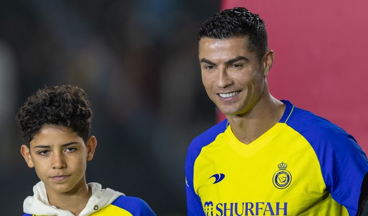 ロナウド、13歳息子にムシされる！？「父さんにキスしてくれ」とせがむも塩対応