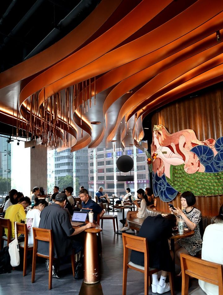 台湾の素敵スタバシリーズ「流線型の、メタリックでゴージャスな内装のスタバ」【週末アジア：台湾編】