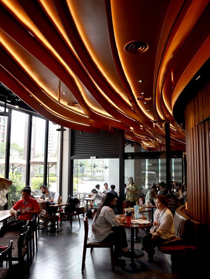 台湾の素敵スタバシリーズ「流線型の、メタリックでゴージャスな内装のスタバ」【週末アジア：台湾編】