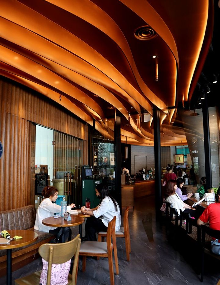 台湾の素敵スタバシリーズ「流線型の、メタリックでゴージャスな内装のスタバ」【週末アジア：台湾編】