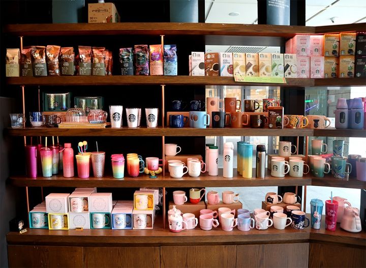 台湾の素敵スタバシリーズ「流線型の、メタリックでゴージャスな内装のスタバ」【週末アジア：台湾編】