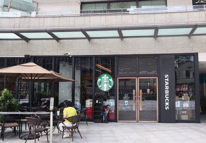 台湾の素敵スタバシリーズ「流線型の、メタリックでゴージャスな内装のスタバ」【週末アジア：台湾編】