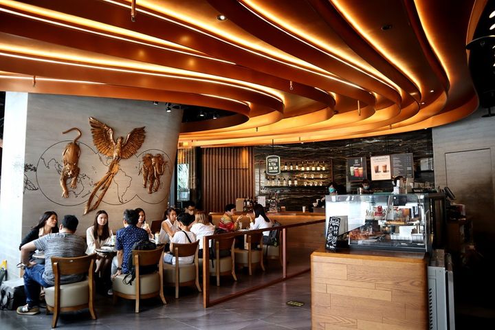 台湾の素敵スタバシリーズ「流線型の、メタリックでゴージャスな内装のスタバ」【週末アジア：台湾編】