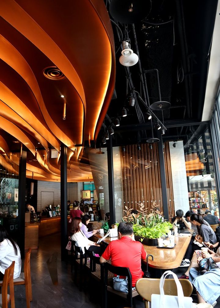 台湾の素敵スタバシリーズ「流線型の、メタリックでゴージャスな内装のスタバ」【週末アジア：台湾編】