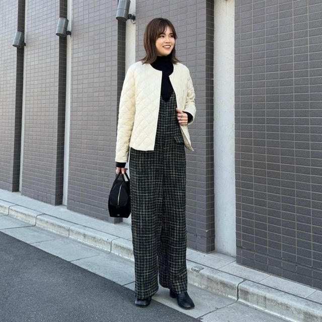 UNIQLO「キルティングJK」サロペコーデの女性