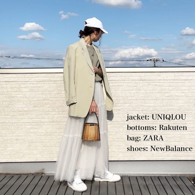 スウェットクルーネックシャツを着用したコーデ