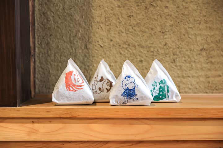 左から「さきいかキムチ」320円（店内326円）、「かつおクリームチーズ」320円（店内326円）、「ツナマヨ」300円（店内306円）、「ねぎ味噌と大葉」280円（店内285円）