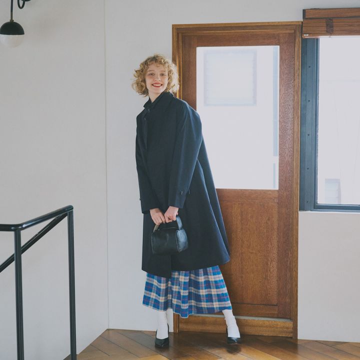 トラッドなチェックのスカートにAラインコートを合わせればグッドガール風、ジャージを着ればきれいめストリートスタイルに。【マイスタンダードブック】