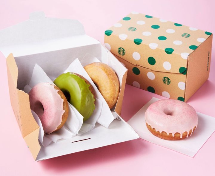 「3色のドーナツ」（さくらドーナル 310円、抹茶クリームドーナツ 295円、シュガードーナツ 280円）