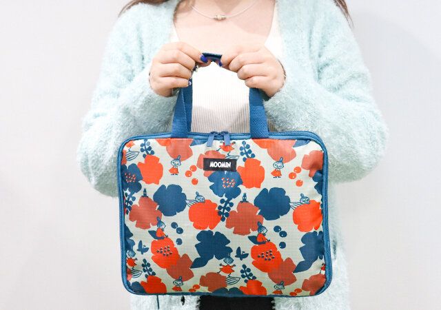 リンネル4月号付録 ムーミン 衣類をスリムに収納！リトルミイのファスナー圧縮ポーチ 持ったところ