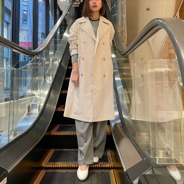 無印良品の撥水トレンチコートを着用したコーデ