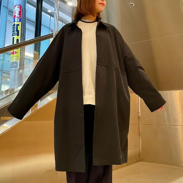 無印良品の燃えにくい素材を使ったステンカラーコートを着用したコーデ