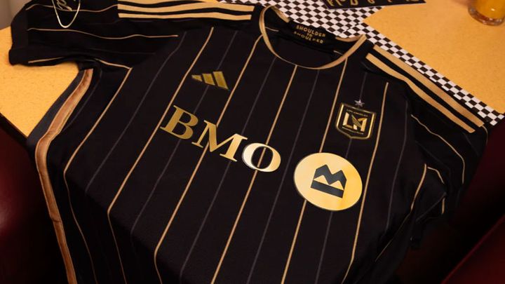 歴代最高の予感！ロサンゼルスFC、都会的な「ゴールドストライプ」の2024新ユニフォームを発表