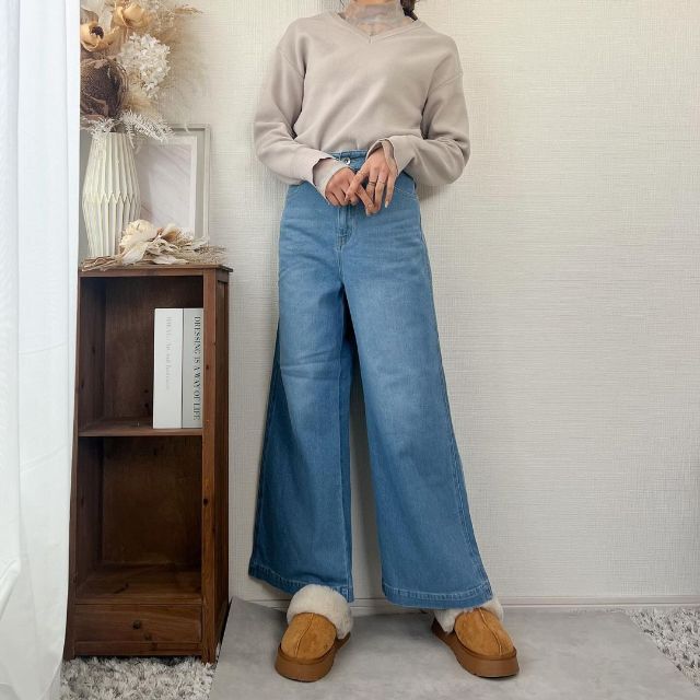 GUのシアープリントハイネックTとスウェットの全身コーデ