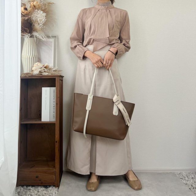 GUのシアープリントハイネックTとブラウスの全身コーデ