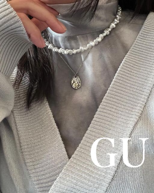 GUのシアープリントハイネックTを着用している