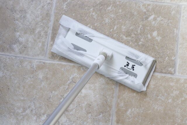 ダイソーのフローリングウェットシート（20枚、24h抗菌）をフローリングワイパーにつけた様子