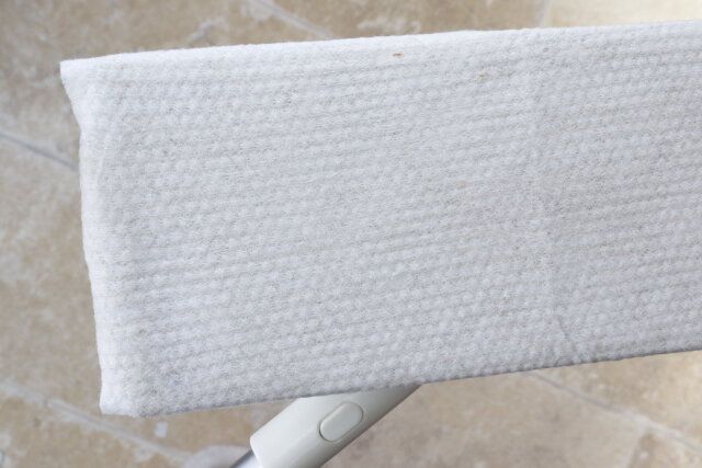 ダイソーのフローリングウェットシート（20枚、24h抗菌）で床掃除した様子