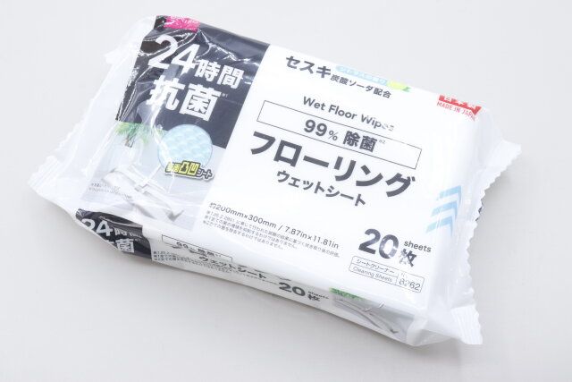 ダイソーのフローリングウェットシート（20枚、24h抗菌）のパッケージ