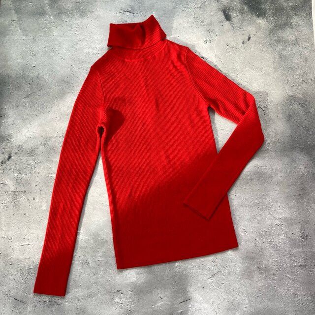 ユニクロの長袖のレッドのエクストラファインメリノリブタートルネックセーター