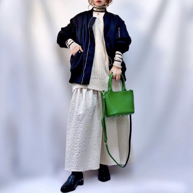 ジャケットを着てレイヤードするなら首元で手首から覗かせると可愛い