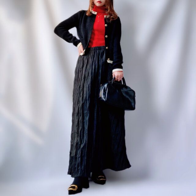 ユニクロのレッドのセーターとブラックの組み合わせ