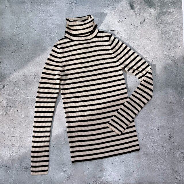 ユニクロの長袖のオフホワイトのエクストラファインメリノリブタートルネックセーター