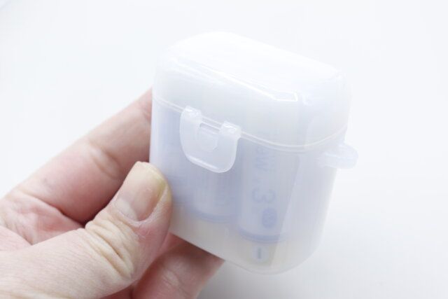 セリアの推し活 携帯用電池ケースはストラップ穴付き