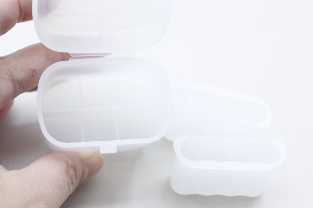 セリアの推し活 携帯用電池ケースはアタッチメント付き