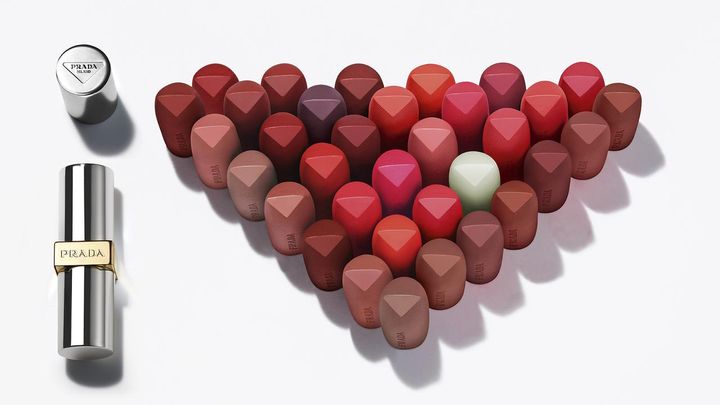 画像: モノクローム ウェイトレス リップカラーのマット レザーとスムース ナイロン、リップバームが勢揃い。 出典：fashion trend news