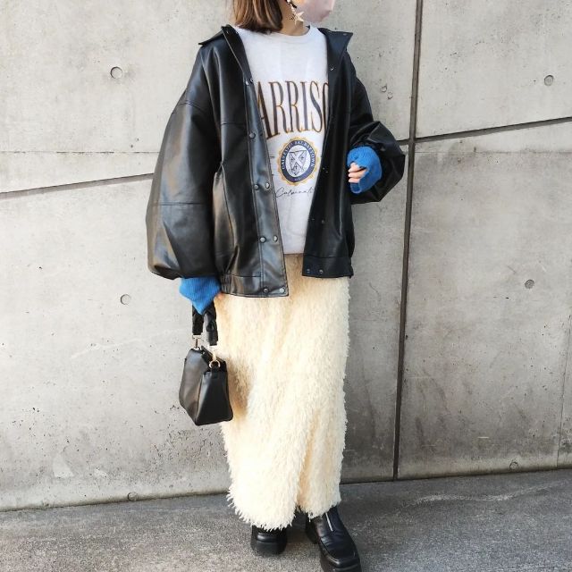 レザージャケットとフェザースカートと合わせた全身コーデ