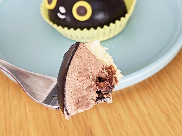 ファミリーマート新商品「クロネコのチョコケーキ」をフォークでカットした様子