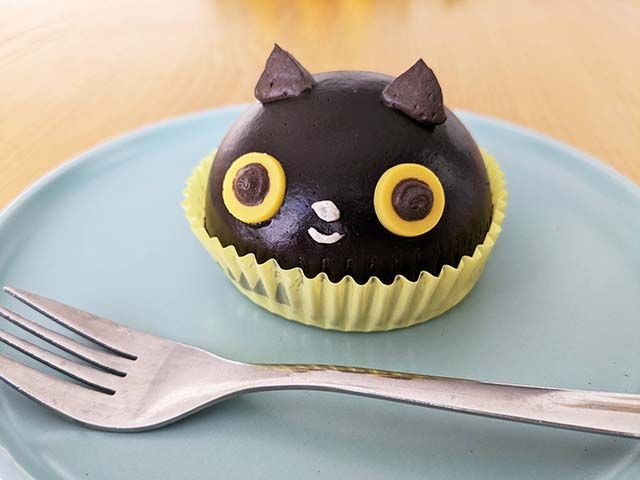 容器から出されお皿にのせられたファミリーマート新商品「クロネコのチョコケーキ」