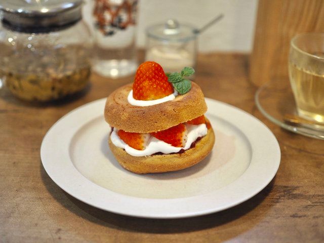 イチゴのドーナツサンドケーキ