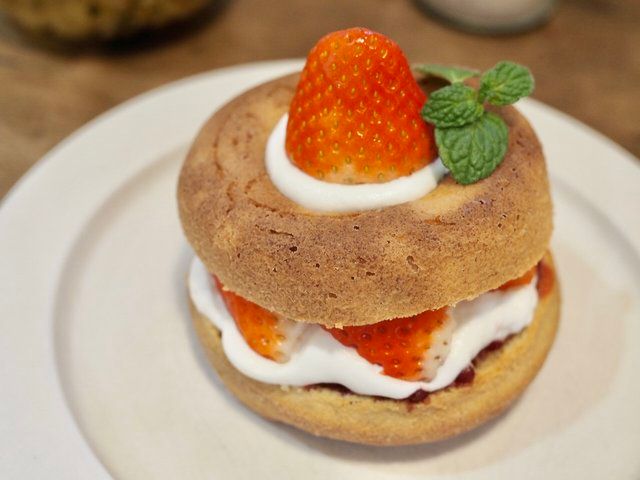 イチゴのドーナツサンドケーキ