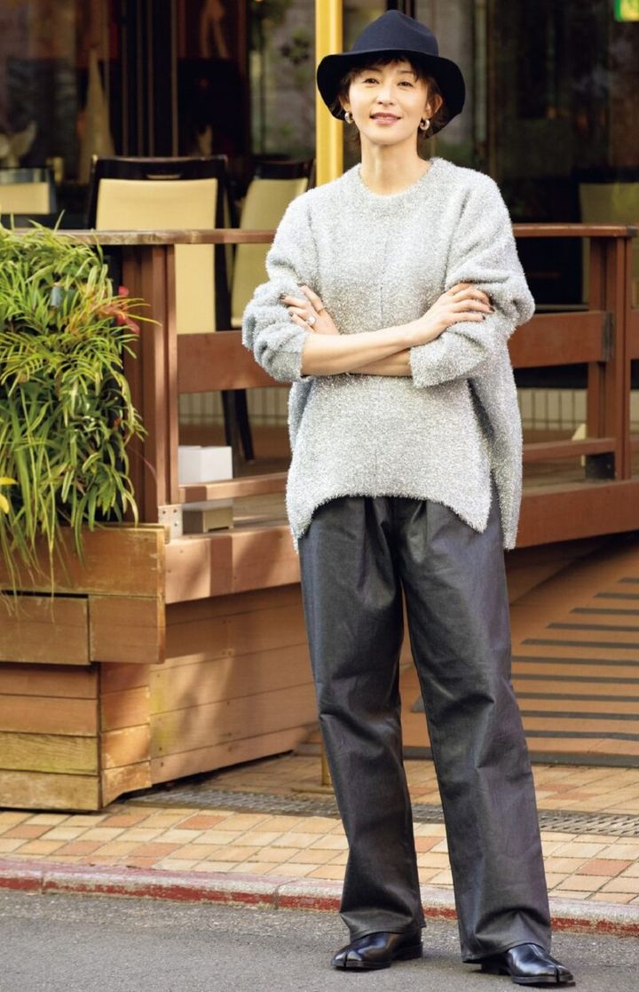 KUROのデニムパンツにヴェニットのニット モデルじゅわさんスナップ