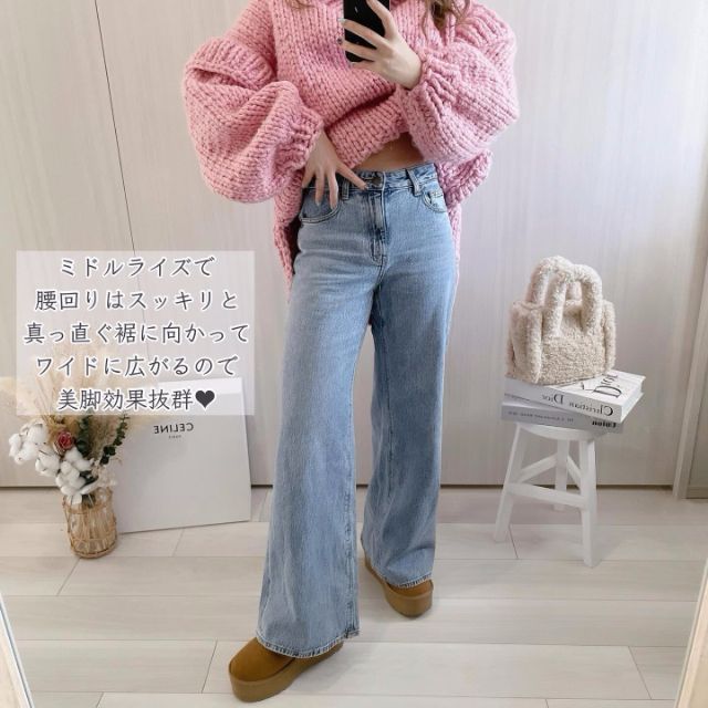 ミドルライズワイドジーンズを着用している