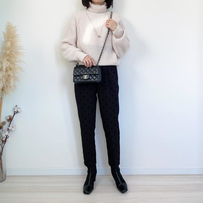 フロッキードットパンツ×GUのブラックの「シアーブーツ」